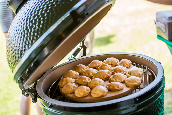 Гриль-мангал угольный Big Green Egg Medium фото
