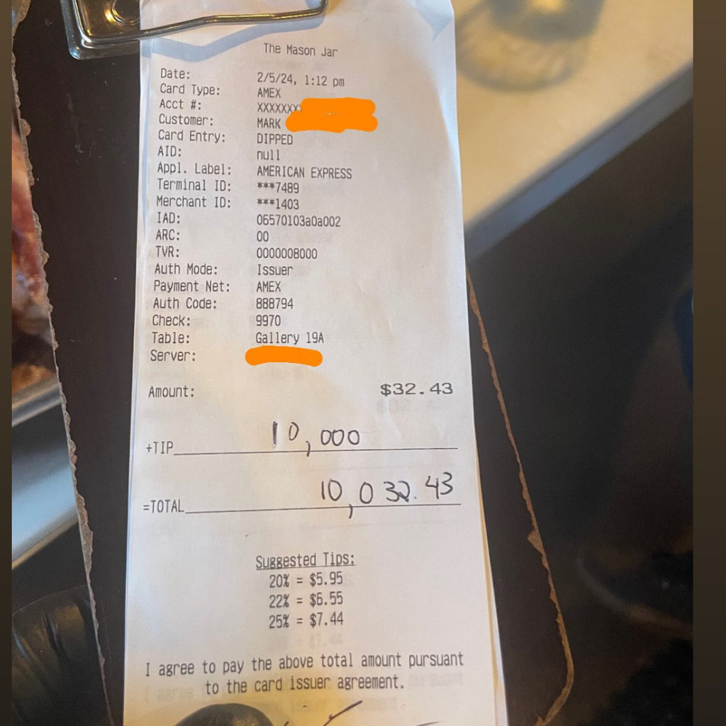 В Мичигане клиент кафе оставил чаевые в размере $10 000 на счет в $32.jpg
