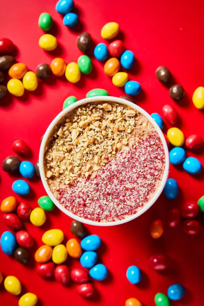 Напиток украшен дробленым солёным арахисом и малиновой Напиток украшен дробленым солёным арахисом и малиновой.jpeg