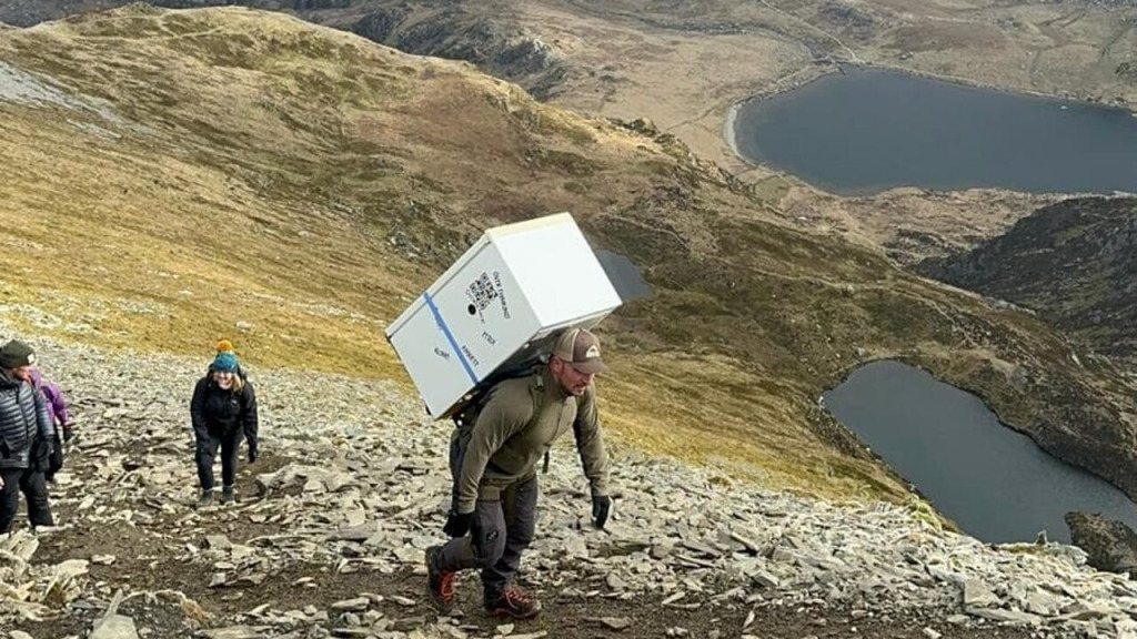 Британец взобрался на Килиманджаро с 30-килограммовым холодильником.jpg
