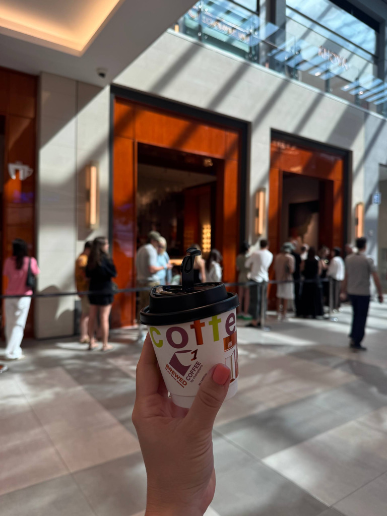 Кофемания в Дубае собирает очереди Кофемания в Дубае собирает очереди.jpg