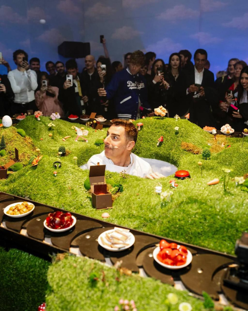 В центре поляны расположился сам шеф, который дополнял пустые тарелки В центре поляны расположился сам шеф, который дополнял пустые тарелки.jpg