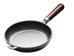 Сковорода чугунная с деревянной ручкой Luxstahl 260/55 [НЕR26] фото